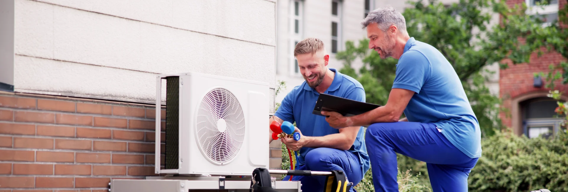 Servicetechniker bei der Arbeit an einer Wärmepumpe